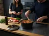 Tytanowo-ceramiczny rondel Scanpan Pro SB+ z pokrywką na kuchennym blacie.
