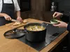 Tytanowo-ceramiczny garnek Scanpan Pro SB+ z pokrywką, 3,5 l, czarny, na kuchence.