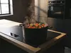 Tytanowo-ceramiczny garnek Pro SB+ Scanpan na kuchence indukcyjnej w nowoczesnej kuchni.