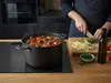 Tytanowo-ceramiczny garnek Scanpan Pro SB+ 4,8L na kuchence