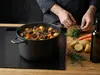 Tytanowo-ceramiczny garnek Pro SB+ Scanpan z duszonym mięsem i warzywami