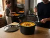 Tytanowo-ceramiczny garnek Pro SB+ Scanpan z zupą dyniową na stole kuchennym.