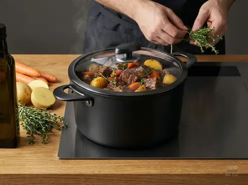 Tytanowo-ceramiczny garnek Scanpan Pro SB+ z pokrywką 4,8L na kuchence
