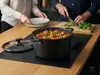 Tytanowo-ceramiczny garnek Scanpan Pro SB+ 6,5 L z pokrywką, na kuchennym blacie.