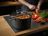Tytanowo-ceramiczny garnek Scanpan Pro SB+ z warzywami na blacie