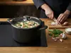 Scanpan Pro SB+ garnek tytanowo-ceramiczny 6,5 l z potrawą i pokrywką.