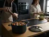 Tytanowo-ceramiczny garnek Scanpan Pro SB+ z pokrywką na kuchennym blacie