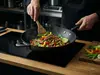 Wok tytanowo-ceramiczny Pro SB+ Scanpan z warzywami i mięsem