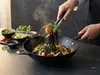 Tytanowo-ceramiczny wok Scanpan Pro SB+ z daniem z krewetkami i warzywami