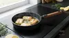 Patelnia WOLL Eco Logic QXR Wood z serem halloumi na kuchence indukcyjnej