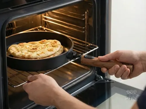 WOLL Eco Logic QXR Wood - patelnia tytanowa z drewnianym uchwytem w piekarniku z pizzą.