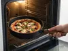 Głęboka patelnia WOLL Eco Logic QXR Wood z pizzą prosto z piekarnika