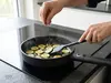 Tytanowa patelnia Eco Logic QXR WOLL z powłoką nieprzywierającą na kuchence indukcyjnej.