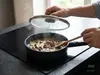 Patelnia WOLL Eco Logic QXR 20 cm z tytanową powłoką, gotowanie potrawy na kuchence indukcyjnej.