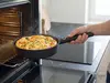 Patelnia Woll Eco Logic QXR z powłoką nieprzywierającą, Ø 20 cm, czarna, w kuchni.