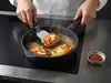 Patelnia Eco Logic QXR WOLL z serem halloumi na kuchence indukcyjnej.