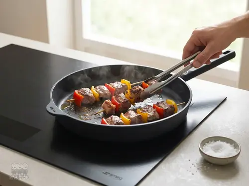 Patelnia Tefal z grillowanymi szaszłykami na nowoczesnej płycie kuchennej.