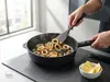 Patelnia Produkt z kalmarami i plasterkami chili w nowoczesnej kuchni.