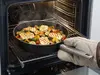 Patelnia tytanowa Eco Logic QXR PRO WOLL w piekarniku, z warzywami i serem halloumi.