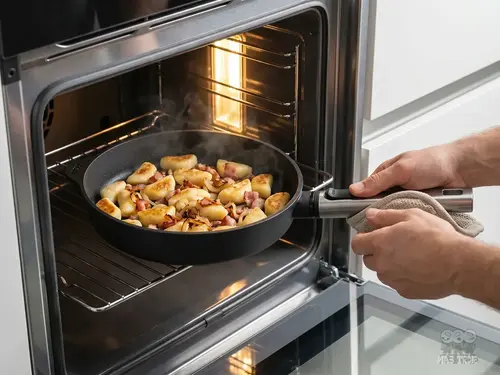Patelnia produkt z piekarnika pełna gnocchi z boczkiem i cebulą.