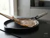 Tytanowa patelnia WOLL Eco Logic QXR PRO z naleśnikiem na kuchence indukcyjnej.