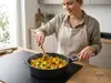 WOLL Eco Logic QXR PRO - głęboka patelnia tytanowa z warzywnym curry, stalowy uchwyt.