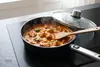 Głęboka patelnia tytanowa WOLL Eco Logic QXR PRO z daniem curry na kuchence.