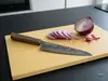 Nóż kuchenny produkt na desce z pokrojoną czerwoną cebulą, producent produkt.