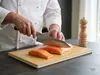Elegancia Suncraft Gyuto - japoński nóż SG2, precyzyjne cięcie łososia.