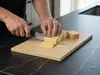 Senzo Black Suncraft nóż Shotoh krojący ser na desce kuchennej