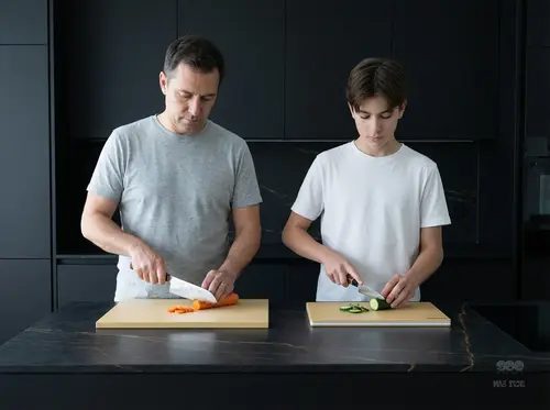 Senzo Black Suncraft – 33-warstwowy nóż Santoku VG-10, krojenie warzyw na tle nowoczesnej kuchni