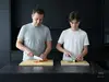 Senzo Black Suncraft – 33-warstwowy nóż Santoku VG-10, krojenie warzyw na tle nowoczesnej kuchni