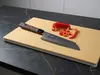 Japoński nóż Bunka Suncraft Senzo Black, 33-warstwowy, 20 cm, na desce z pokrojoną papryką czerwoną