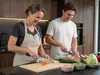 Senzo Classic Suncraft – japoński nóż Santoku młotkowany, 33-warstwowy, 16,7 cm, na desce z warzywami