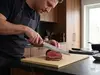 Suncraft Senzo Classic – japoński nóż do sushi Sashimi 21 cm, VG-10, krojenie mięsa na desce w kuchni