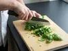 Senzo Finest Suncraft Santoku 17 cm SPG STRIX – japoński nóż do warzyw na desce podczas szatkowania ziół