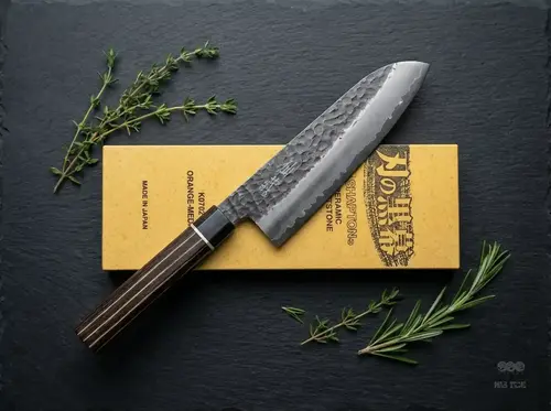 Suncraft Senzo Finest japoński nóż Santoku 17 cm SPG STRIX na kamieniu zioła tło czarne