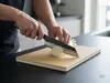 Suncraft Senzo Finest Bunka 16,5 cm SPG STRIX – japoński nóż do warzyw i mięsa w akcji na desce kuchennej