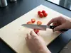 Japoński nóż Shotoh Suncraft Senzo Professional SG2, twardość 63, krojenie pomidorów na desce kuchennej