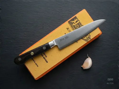 Japoński nóż uniwersalny Suncraft Senzo Professional Shotoh SG2, 13,5 cm na kamieniu do ostrzenia