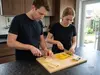 Suncraft Senzo Professional – japoński nóż Santoku SG2 16,5 cm przy krojeniu warzyw na desce w kuchni