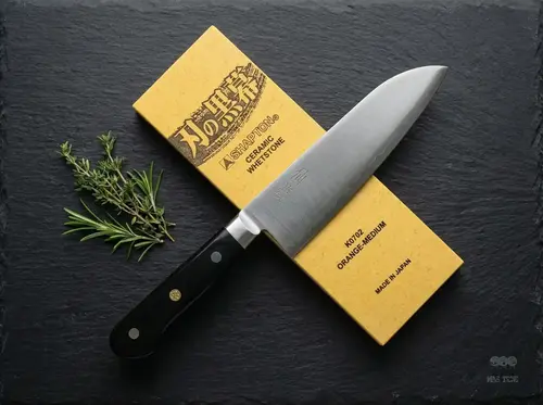 Japoński nóż Santoku Suncraft Senzo Professional SG2 na osełce, zioła na czarnym tle, mistrzowski design