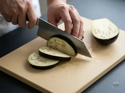 Japoński nóż Bunka Suncraft Senzo Professional SG2 kroi bakłażana na desce kuchennej – mistrzowska precyzja