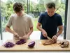 Suncraft Senzo Professional – japoński nóż Bunka SG2 16,5 cm podczas krojenia warzyw i mięsa w kuchni