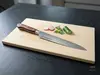 Japoński nóż Suncraft Senzo Universal 24 cm na desce z warzywami, idealny do sushi i mięs, VG-10, 33 warstwy